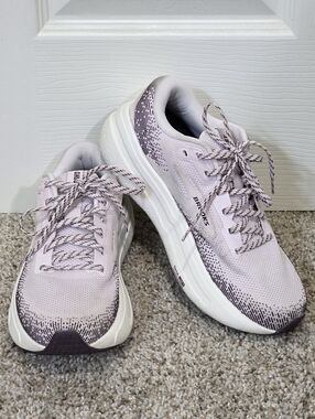 Brooks Ghost Max 2 Women's Lightweight Running Sneaker Orchid/Ice Size 7 MediumB